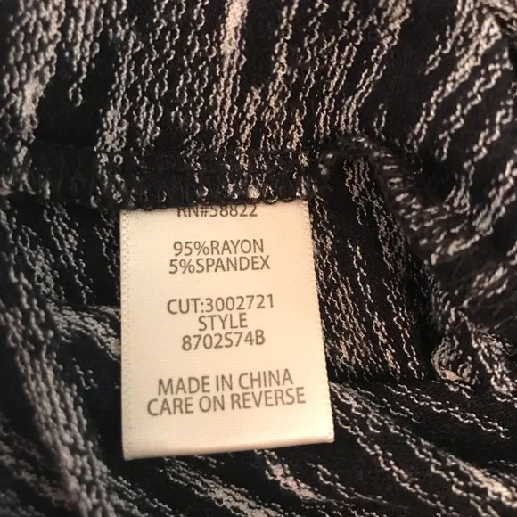 Max Studio Black & White print side tie t- shirt - Picture 4 of 4